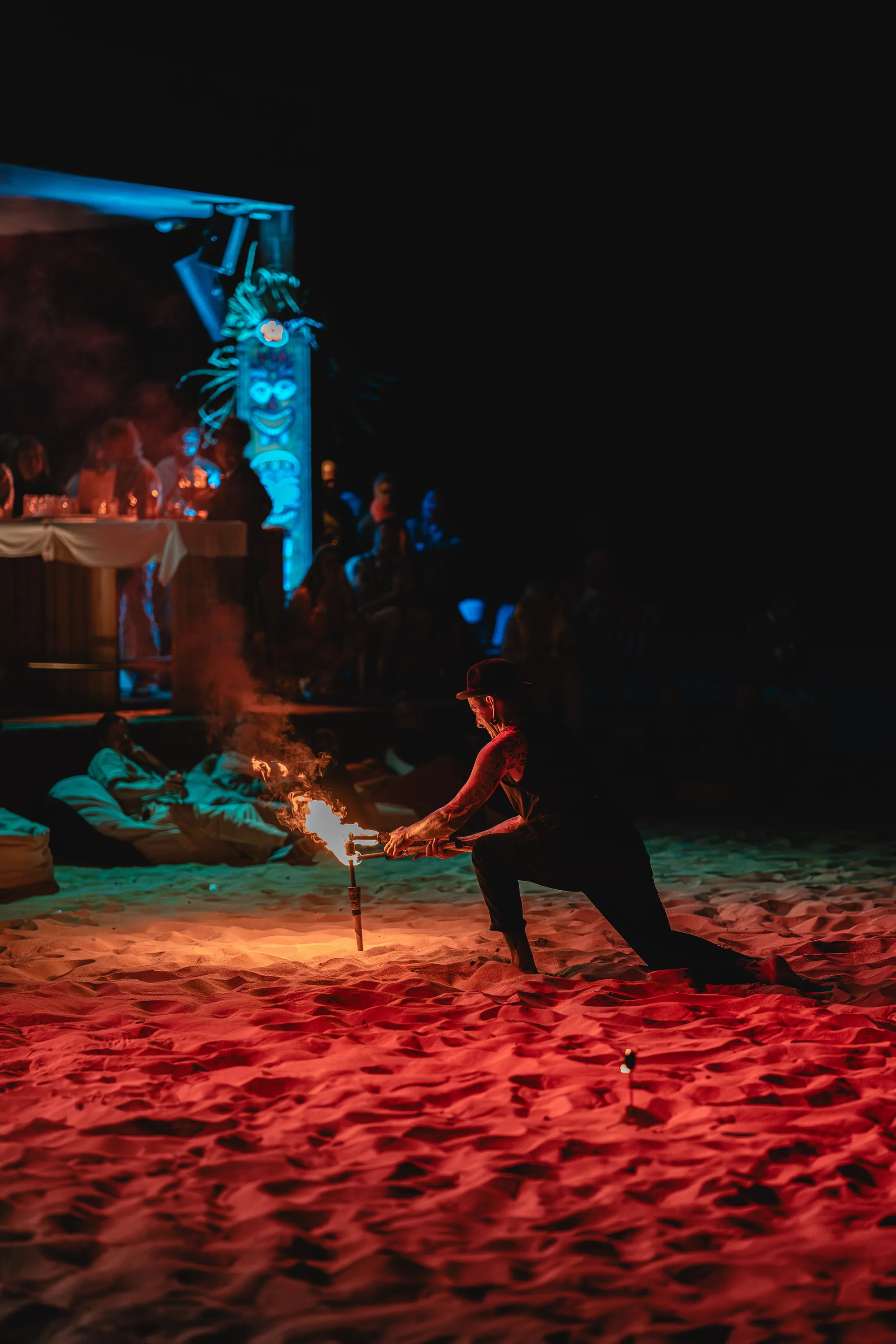 Feuershow am Strand bei Nacht auf einer Hochzeit auf den Kapverden
