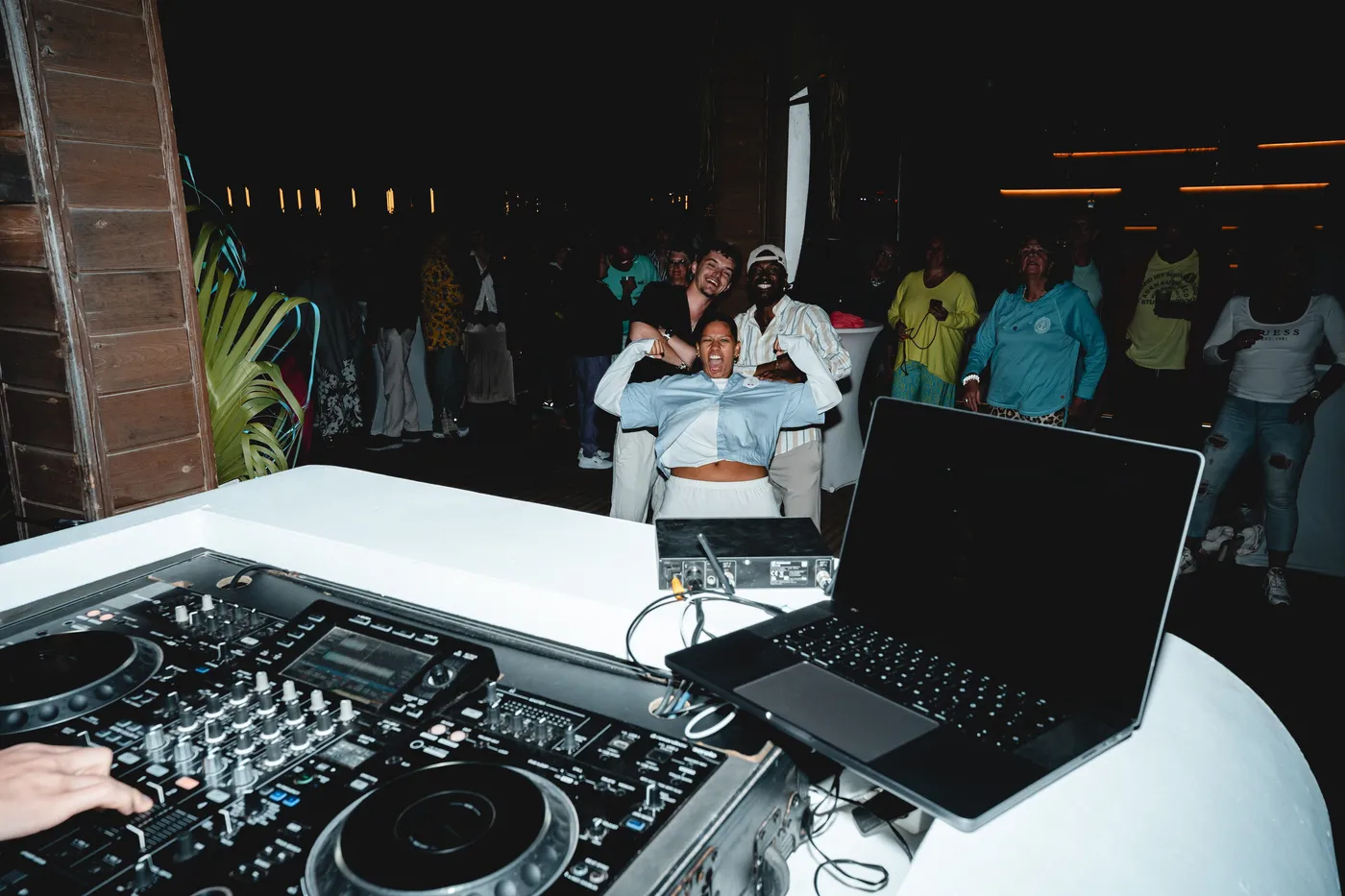 DJ-Pult mit Laptop am Abend bei einer Hochzeit auf den Kapverden