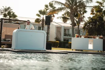 Weißes DJ-Setup am Pool unter Palmen auf den Kapverden