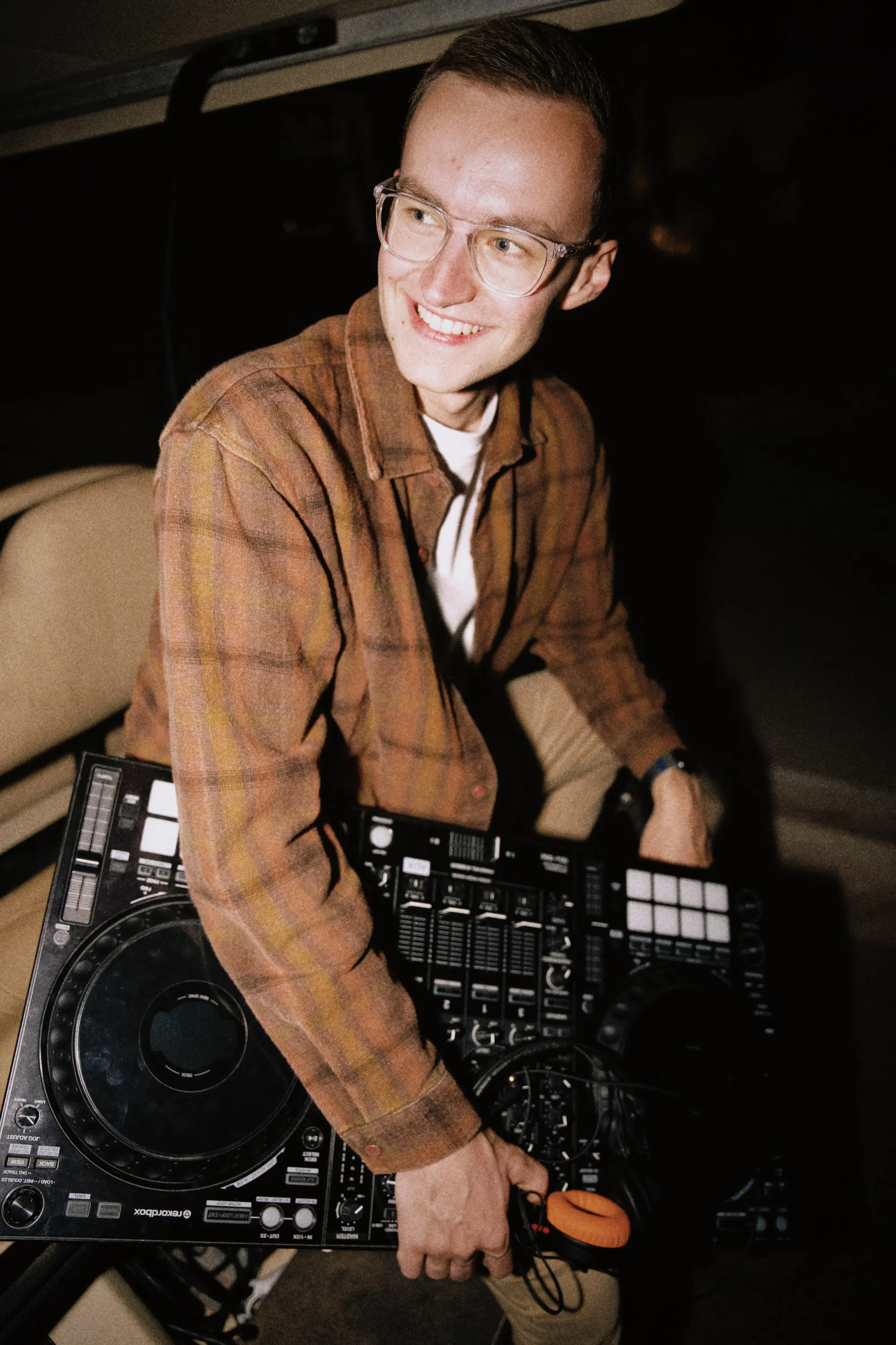 DJ Moritz mit Controller unter dem Arm