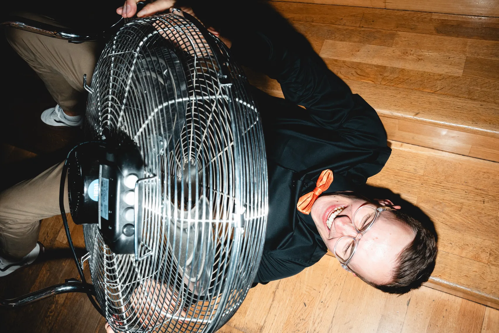 DJ Moritz trägt lachend einen Retro-Ventilator über die Tanzfläche