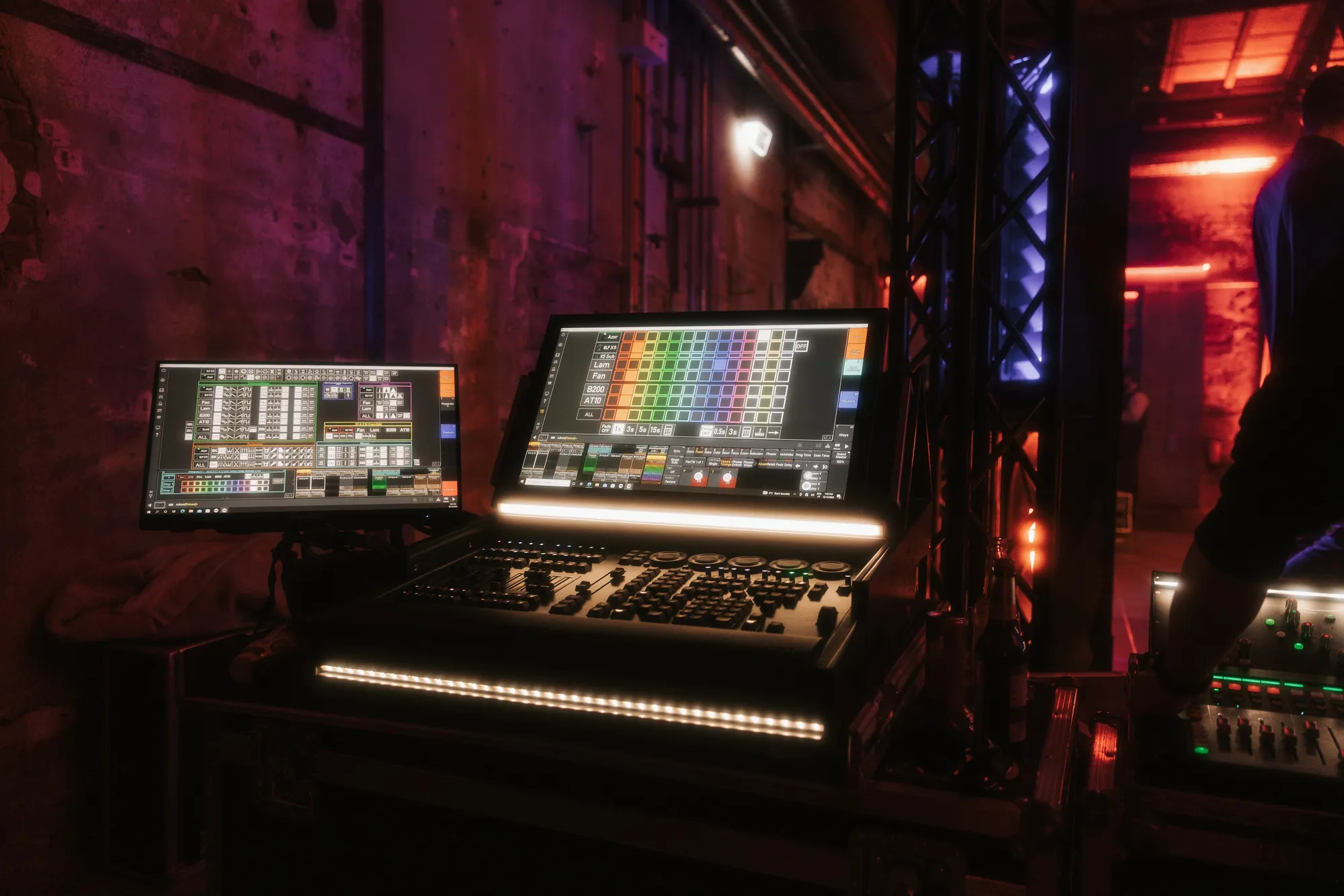DJ-Controller und Laptop am Pult im roten Licht