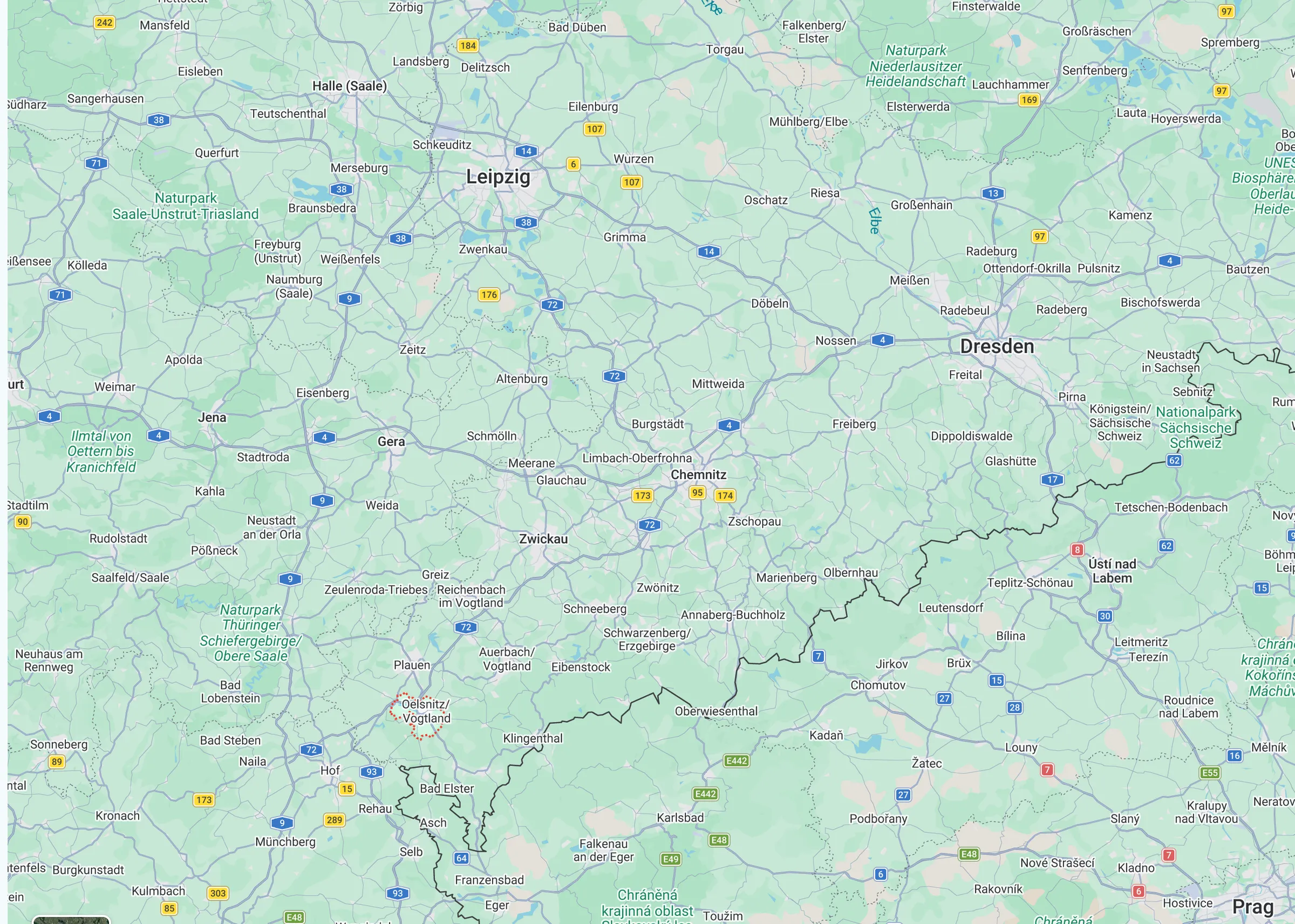 Karte von Sachsen und Thüringen mit Leipzig, Dresden, Chemnitz, Zwickau, Jena und Plauen, markiert ist Oelsnitz im Vogtland