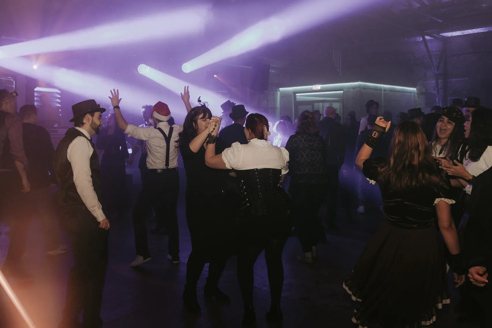Volle Tanzfläche im violetten Licht der Lichtshow