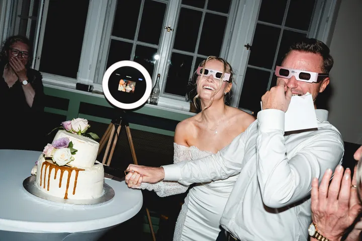 Hochzeitsgäste mit Partybrillen vor der Fotobox mit Ringlicht