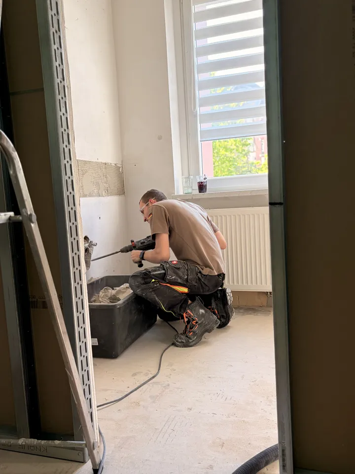 Vorher: Baustelle im WG-Haus, Bohrhammer-Arbeit in einem noch rohen Zimmer